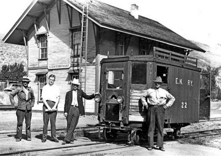 Car No.22 in front of the E-N General Office in Palisade in the 1930s
