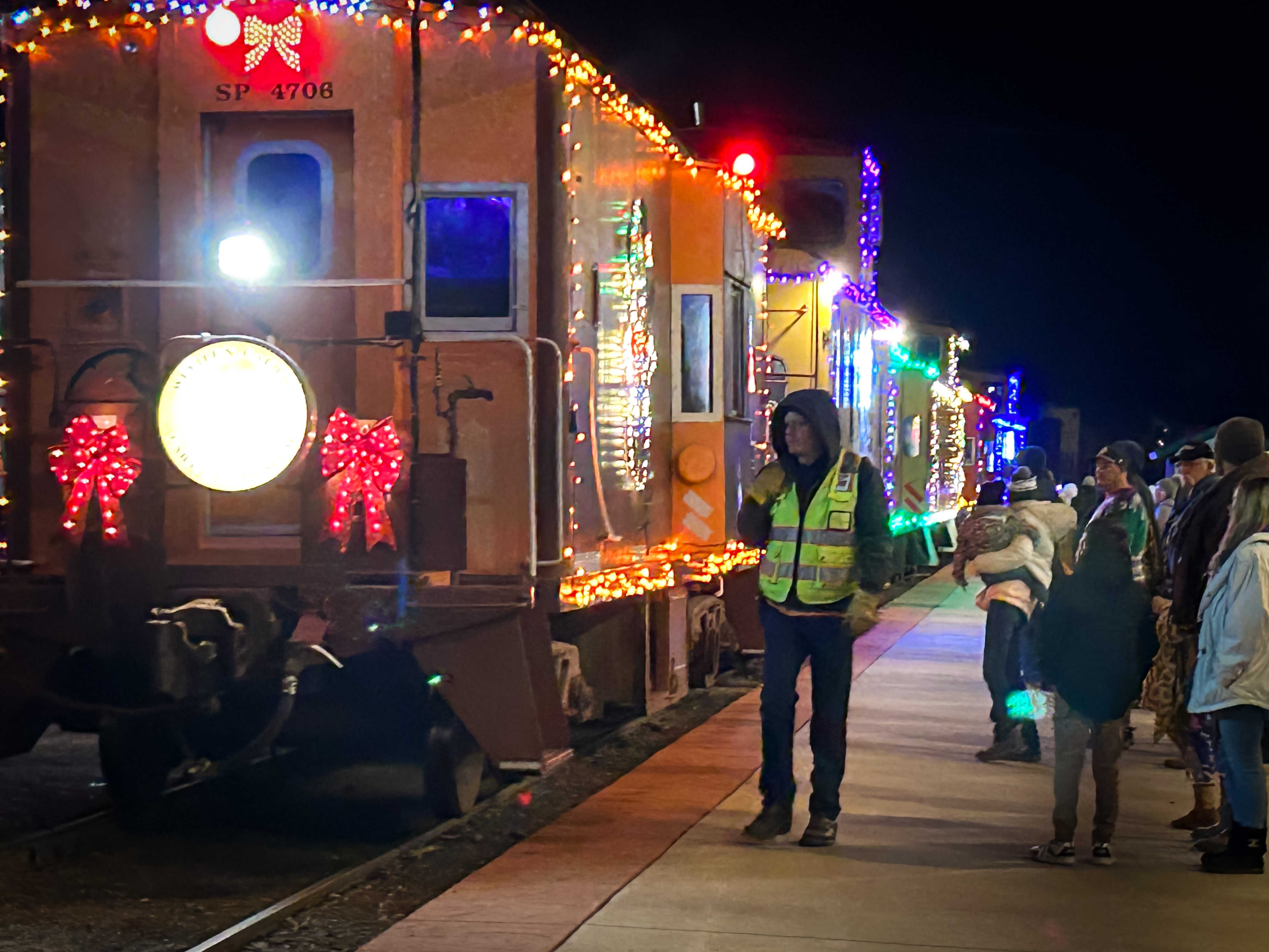 /gallery/Santa_Trains_2023/231209000000_Patty_Clawson_IMG_3016.jpg